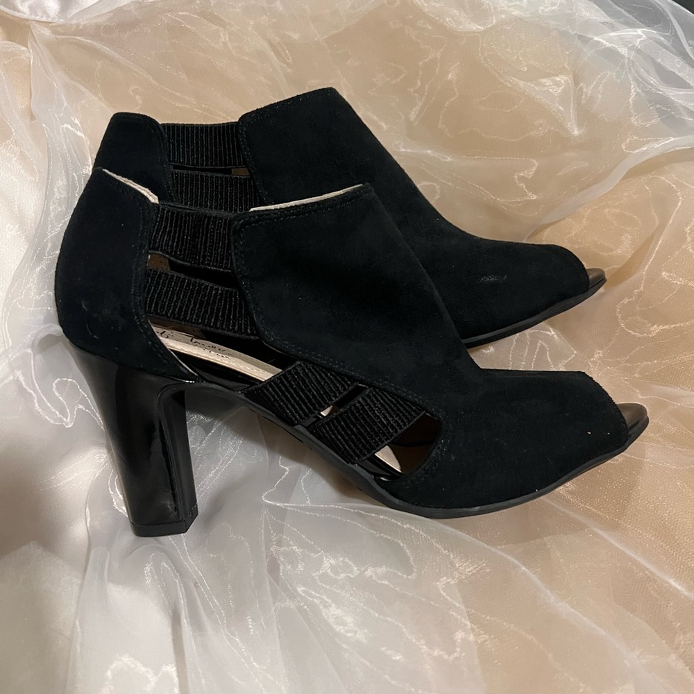 Women’s heels, black, size 8